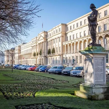 Apartment In The Heart Of Cheltenham/ Parking Exterior photo